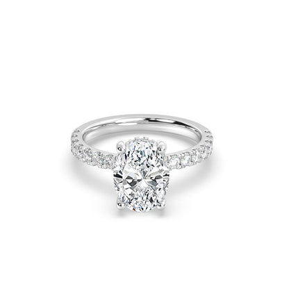 Oval Forlovelsesring med sidesten og hidden halo