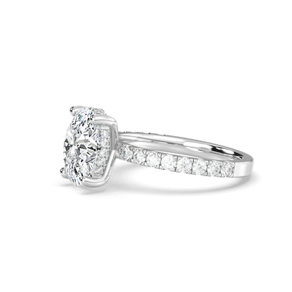 Oval Forlovelsesring med sidesten og hidden halo