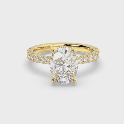 Oval Forlovelsesring med sidesten og hidden halo